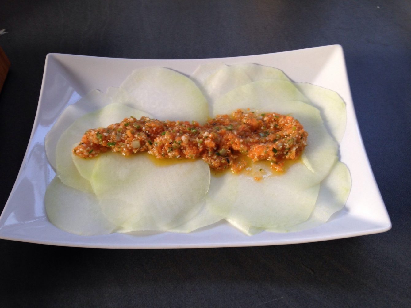 Kohlrabi Carpaccio mit Gemüse-Dressing