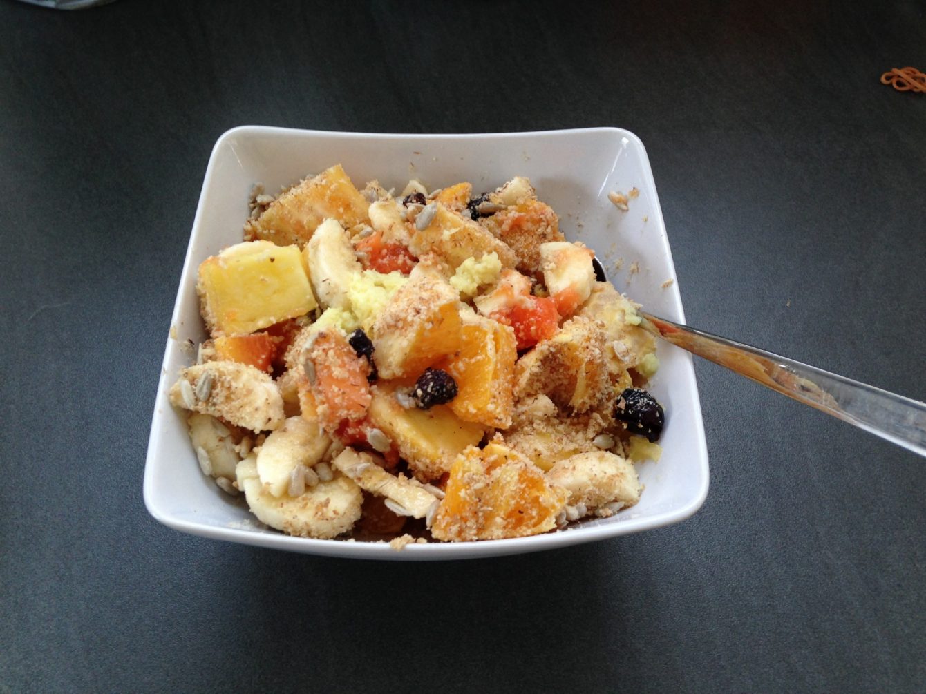 Basenmüsli mit Banane, Mango, Papaya, Orange, Cranberies und Erdnussmandel Flocken