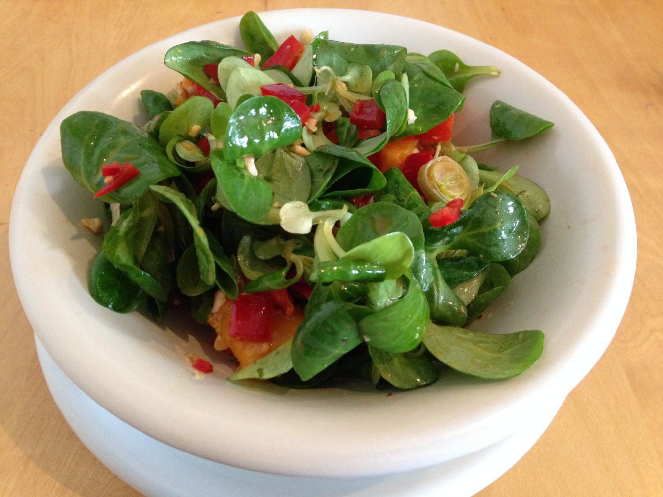 Asiatischer Feldsalat mit Mango, Paprika und Erdnüsse