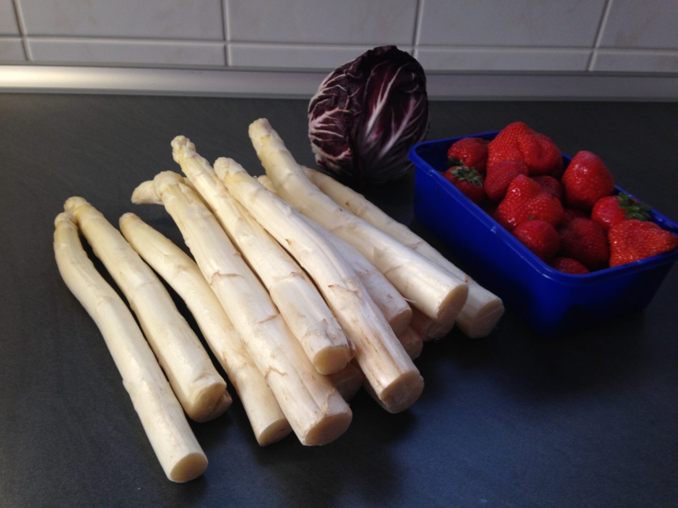 Spargel, Radicchio und Erdbeeren