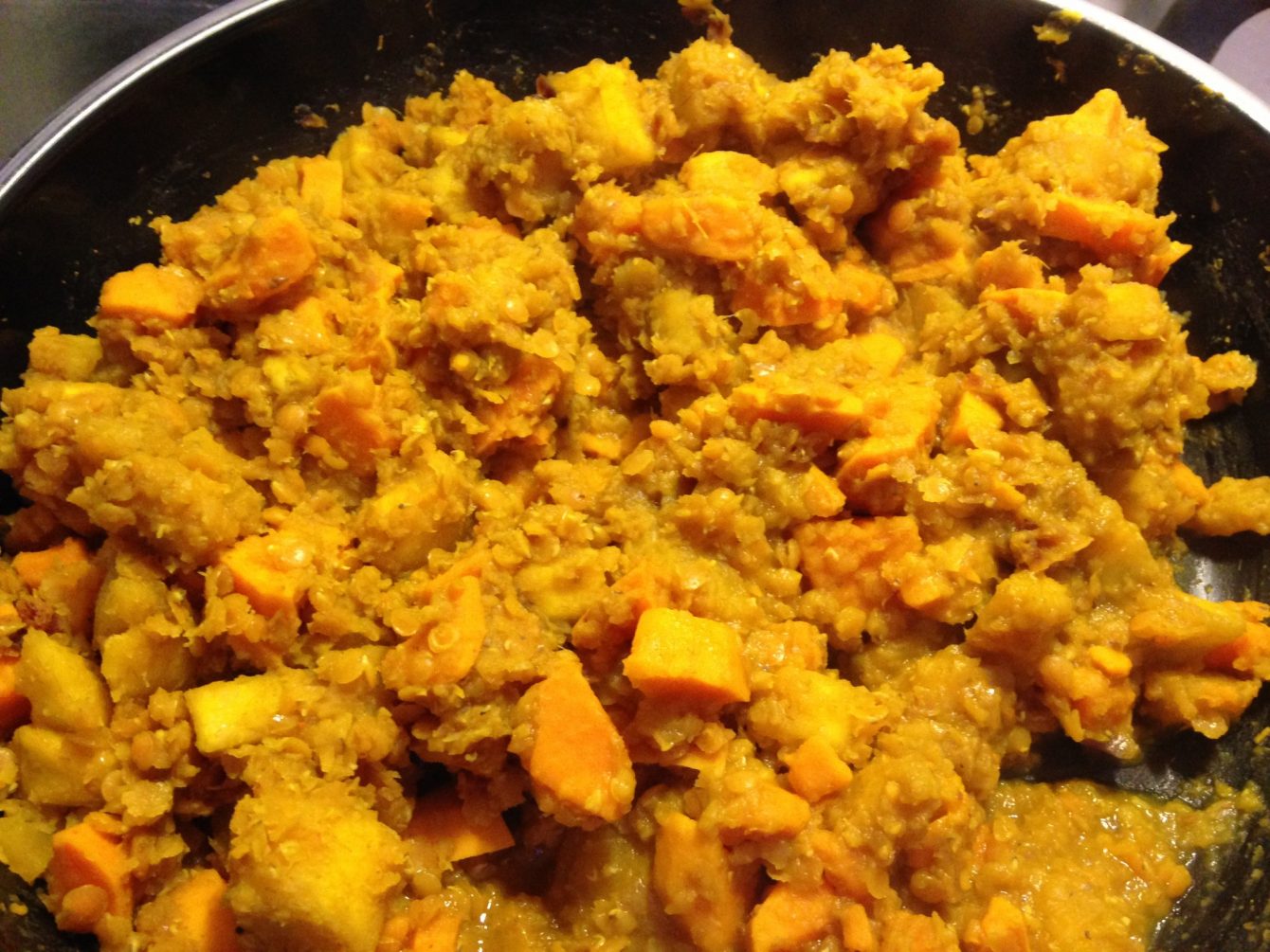 Linsen Süßkartoffel Curry mit Kochbananen