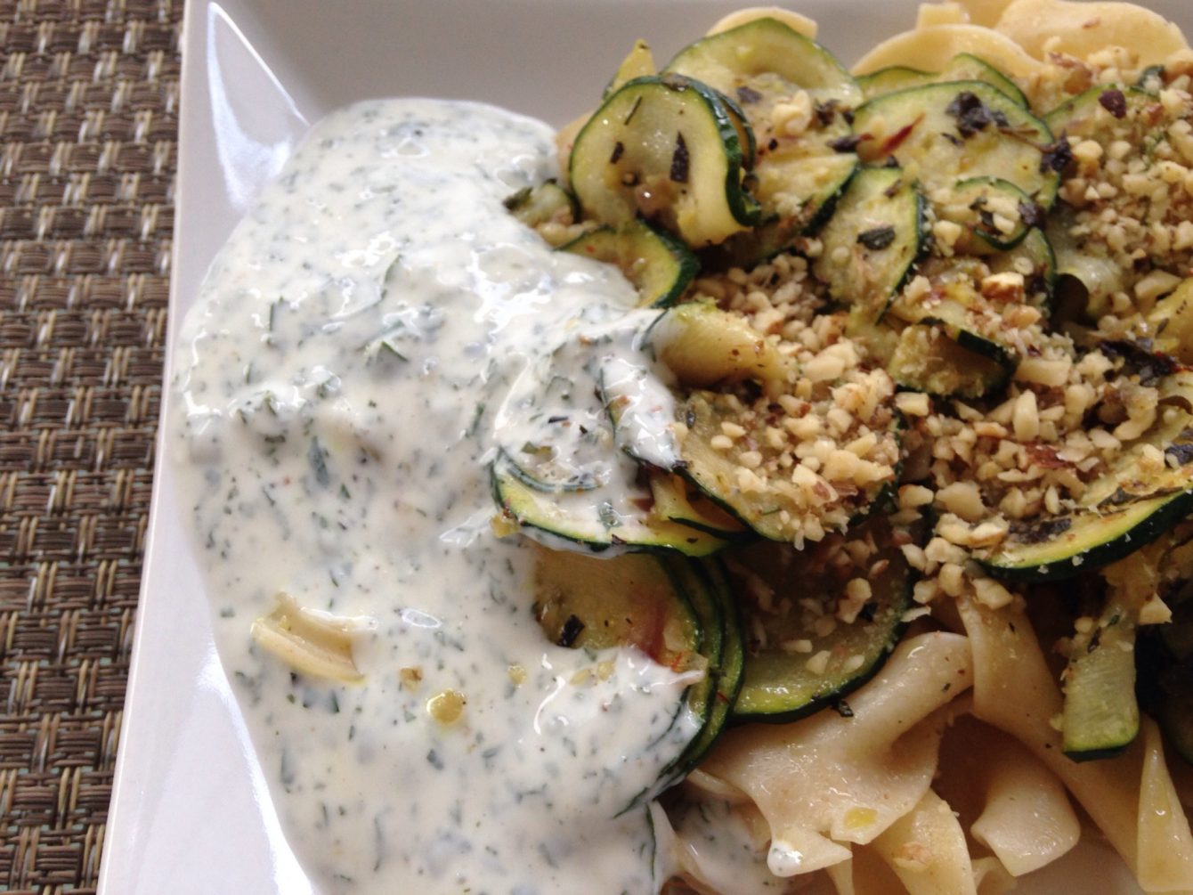 Zucchini Gemüse mit Walnüssen, und Minz-Joghurt und Nudeln 3