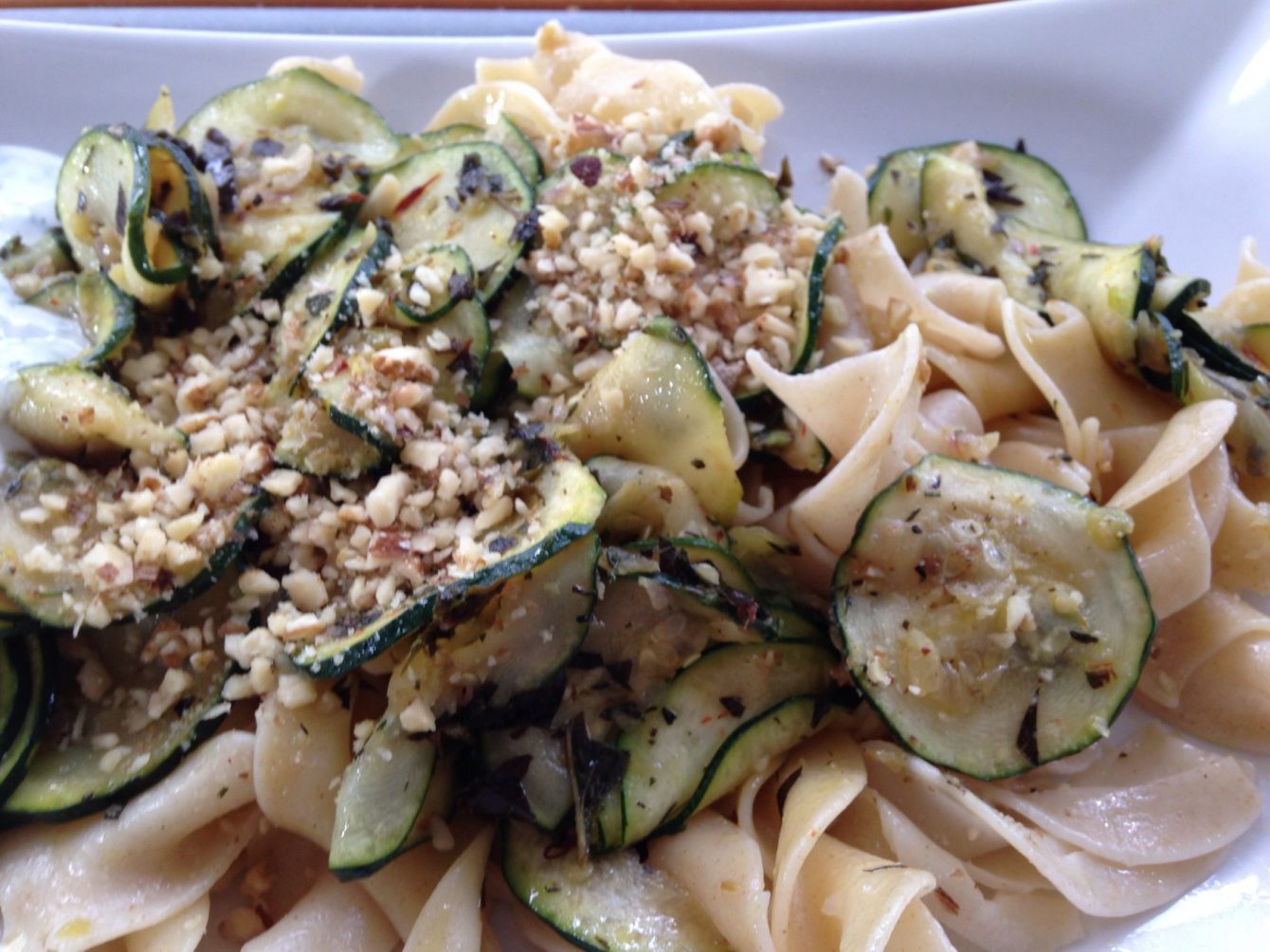 Zucchini Gemüse mit Walnüssen, und Minz-Joghurt und Nudeln 2