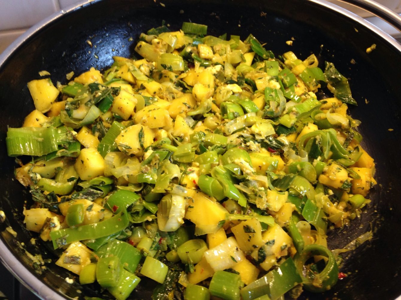 Mango-Ingwer-Lauch Gemüse mit Schafskäse