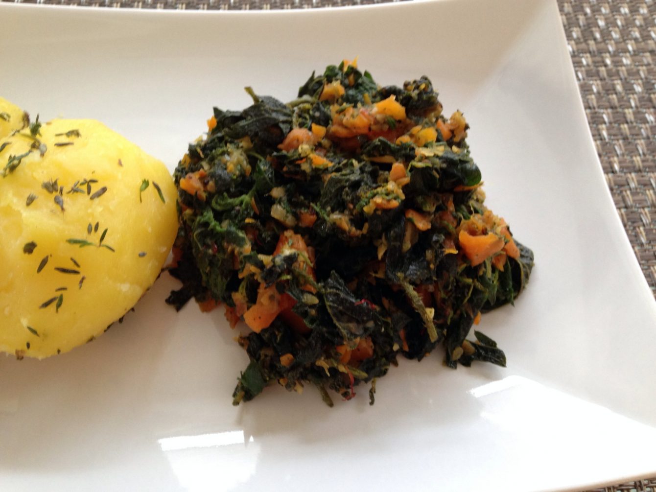 Brennessel-Gemüse mit Möhren und Ingwer, dazu Kräuter-Kartoffeln 2