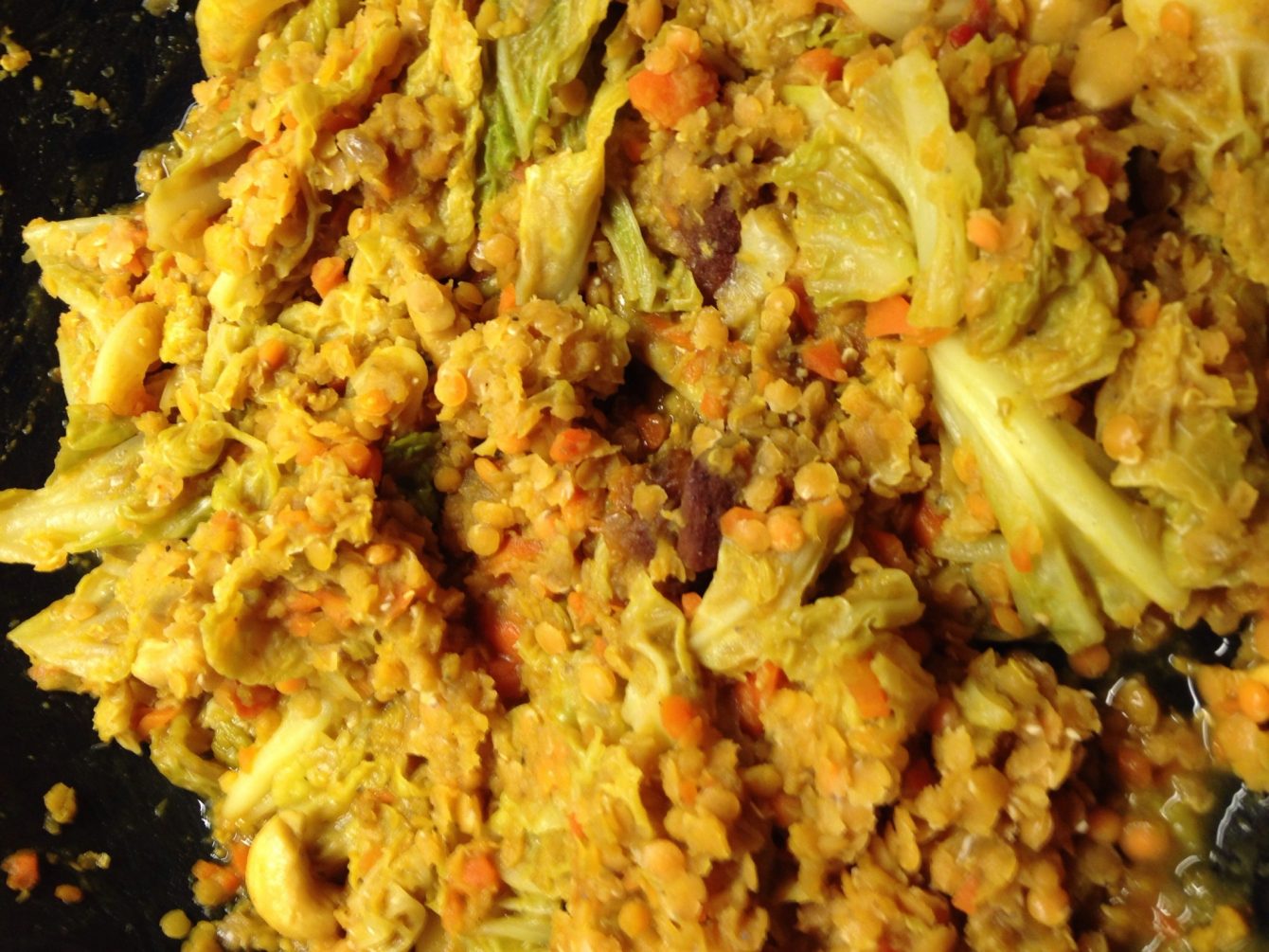 Wirsinggemüse mit roten Linsen, Aprikosen und Cashewkernen