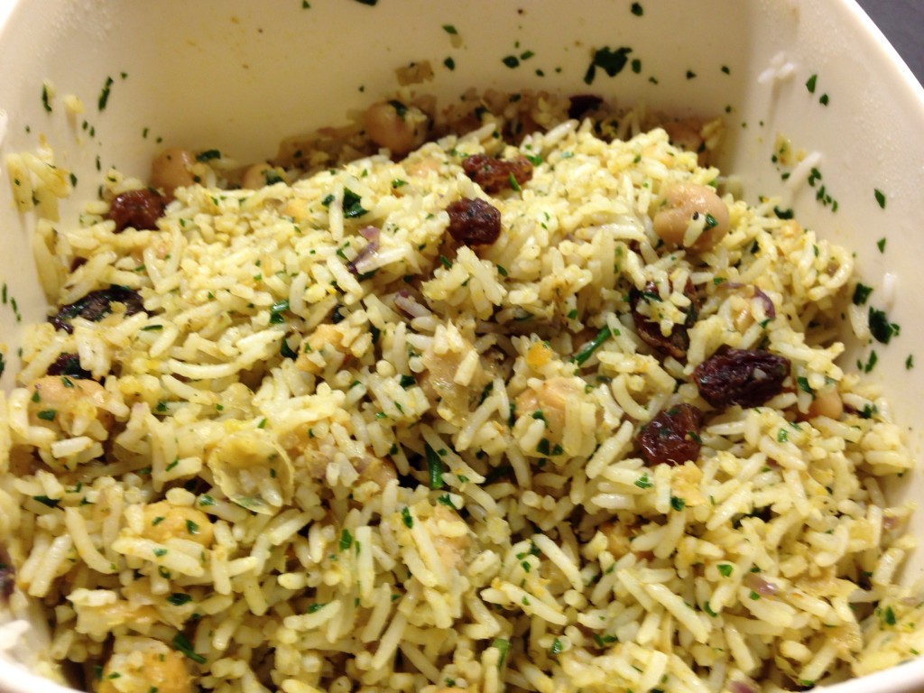 Reissalat mit Kichererbsen, Rosinen, Curry und Korianderkraut