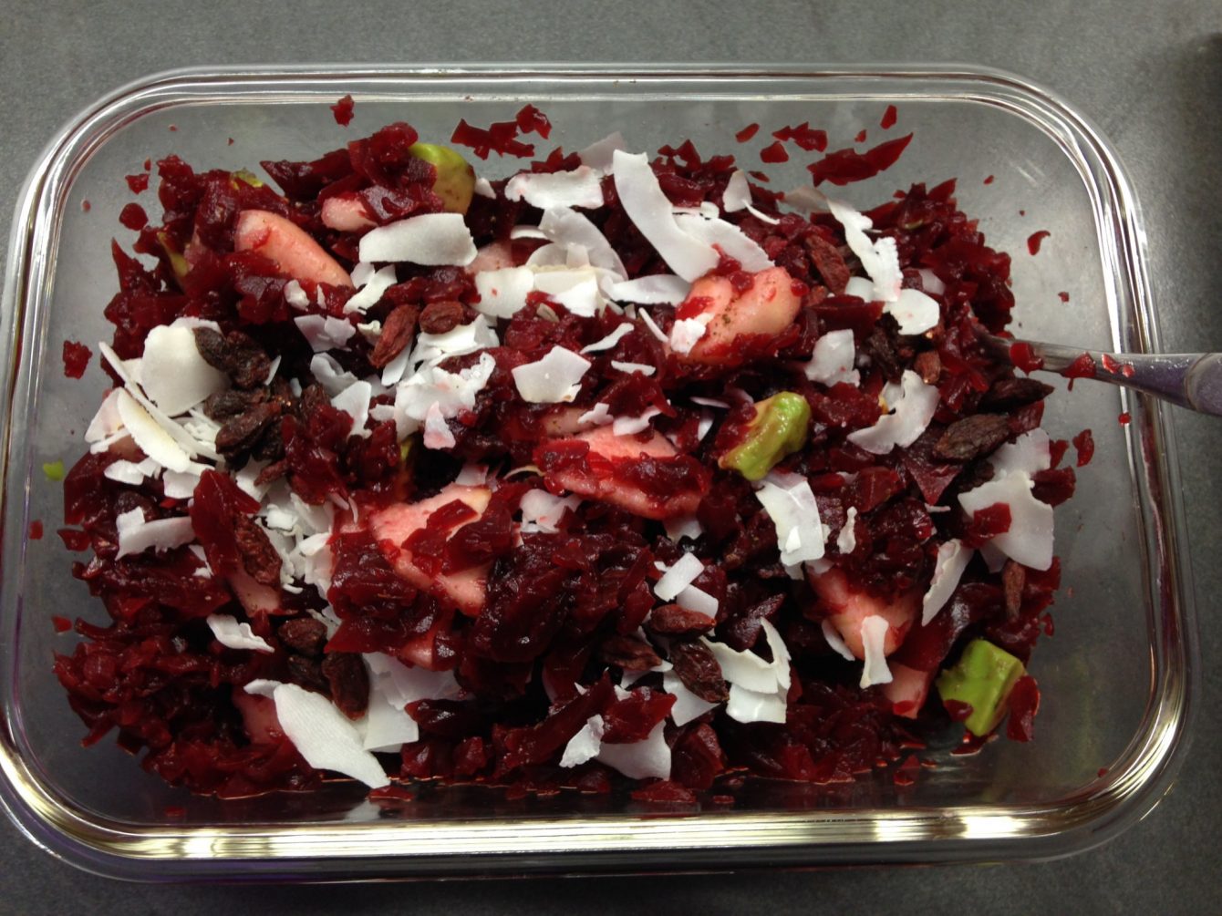 Rote Beete Salat mit Avocado. Birne, Goji Beeren und Kokosflakes