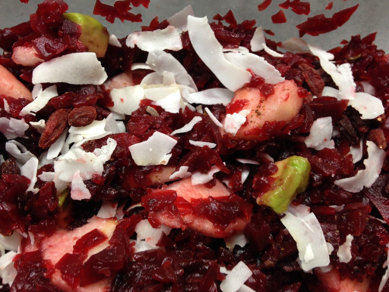 Beete Salat mit Avocado. Birne, Goji, Kokosflakes