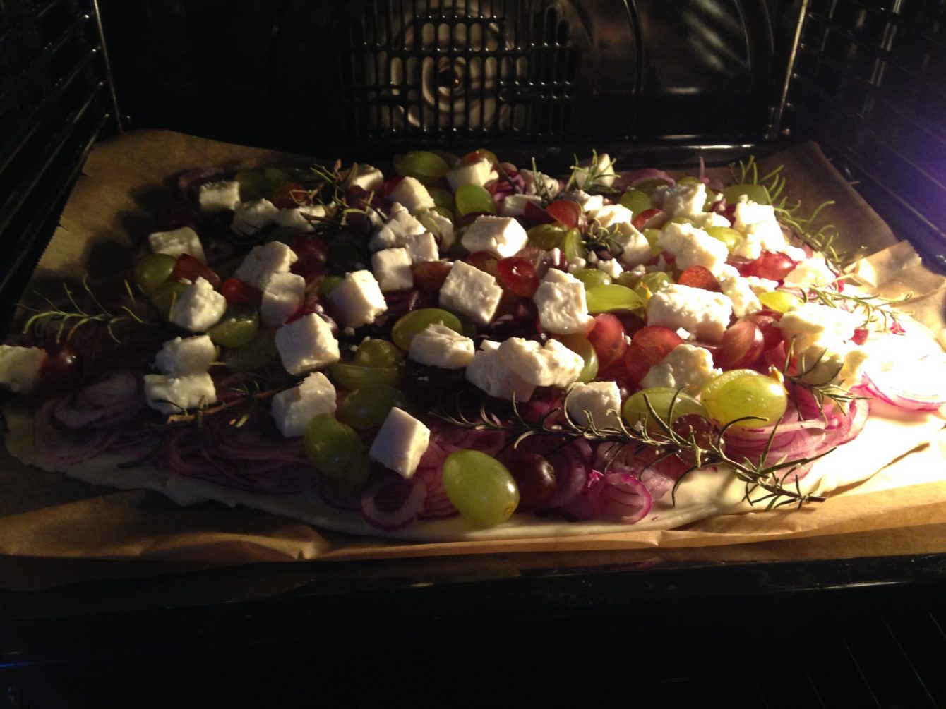 Zwiebelkuchen mit Trauben, Schafskäse und Rosmarin