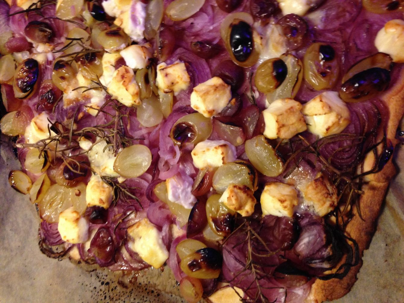 Zwiebelkuchen mit Trauben, Schafskäse und Rosmarin