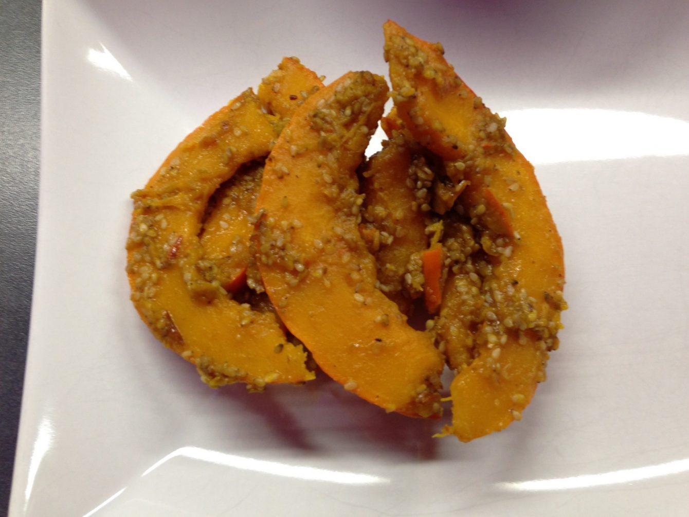 Gebratener Kürbis mit Sesam