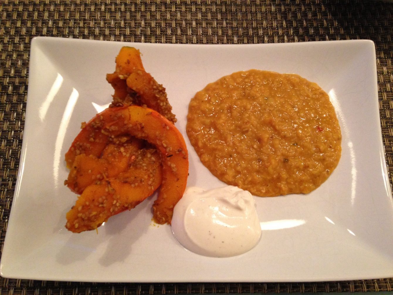 Gebratener Sesam Kürbis mit Kokoslinsen und Tahine