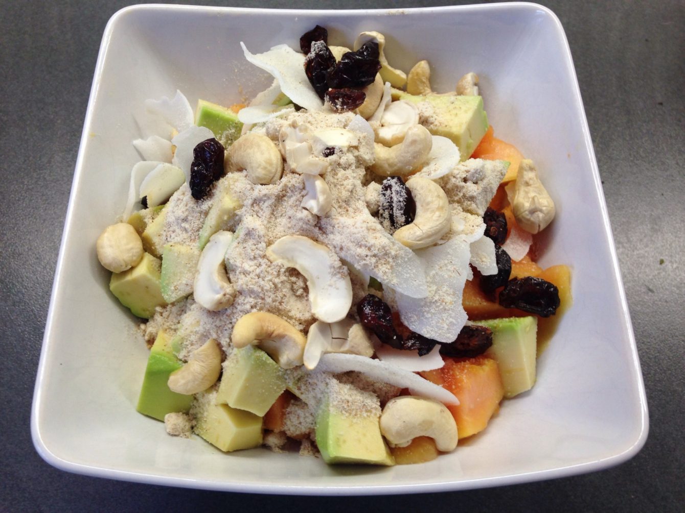 Frühstück mit Avocado, Papaya, Mango, Cranberry, Cashew, Kokos, Erdmandel