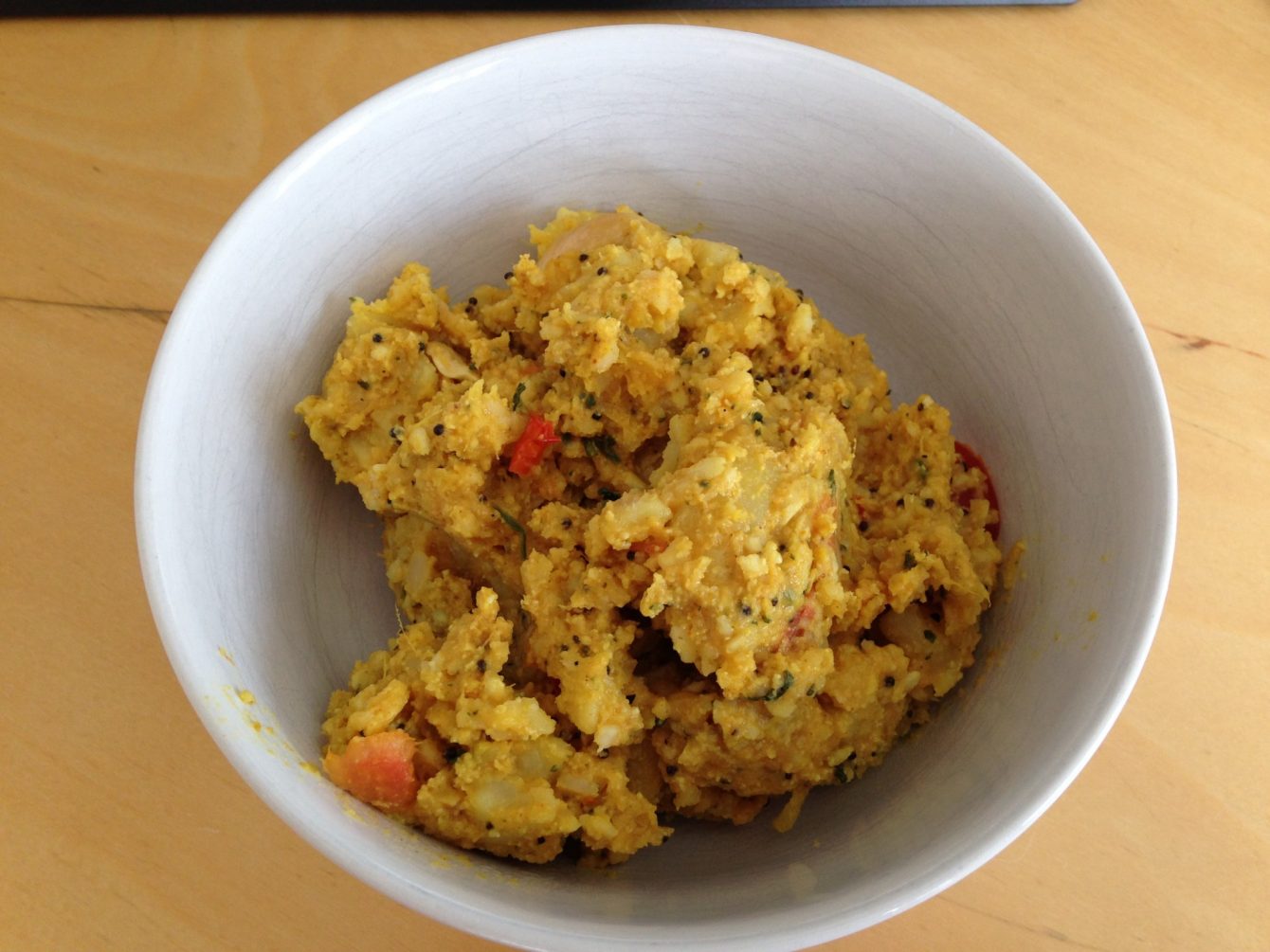 Indisches Frühstück mit Reisflocken, Kartoffeln und Gewürzen