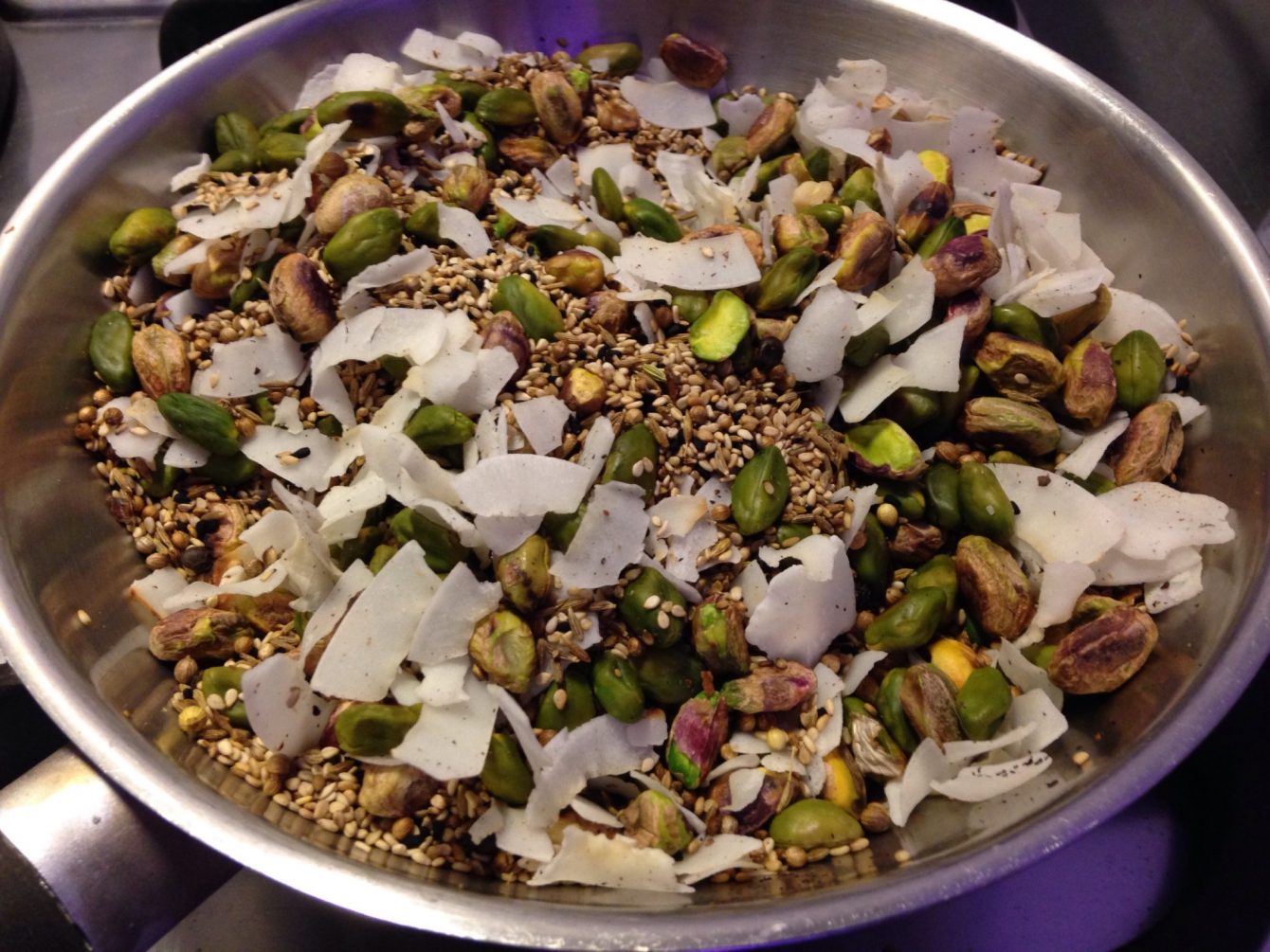 Gewürzmischung in Pfanne rösten