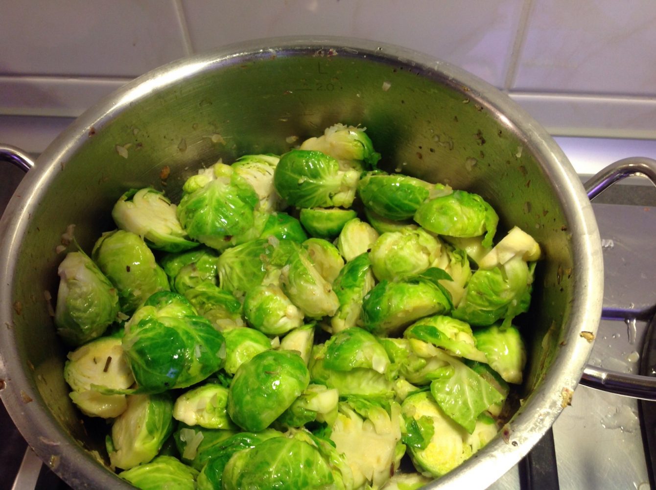 Rosenkohl Maronen Gemüse mit Senfkörnern und Muskat