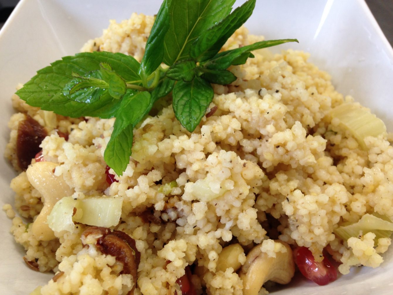 Hirsefrühstück mit Fenchel, Granatapelkernen, Aprikosen und Minze