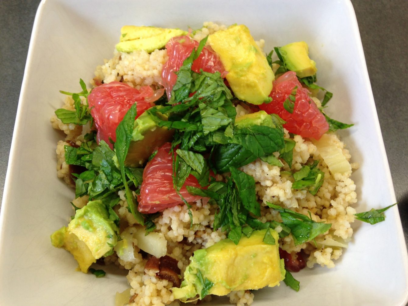 Hirsefrüstück mit Grapefruit und Avocado