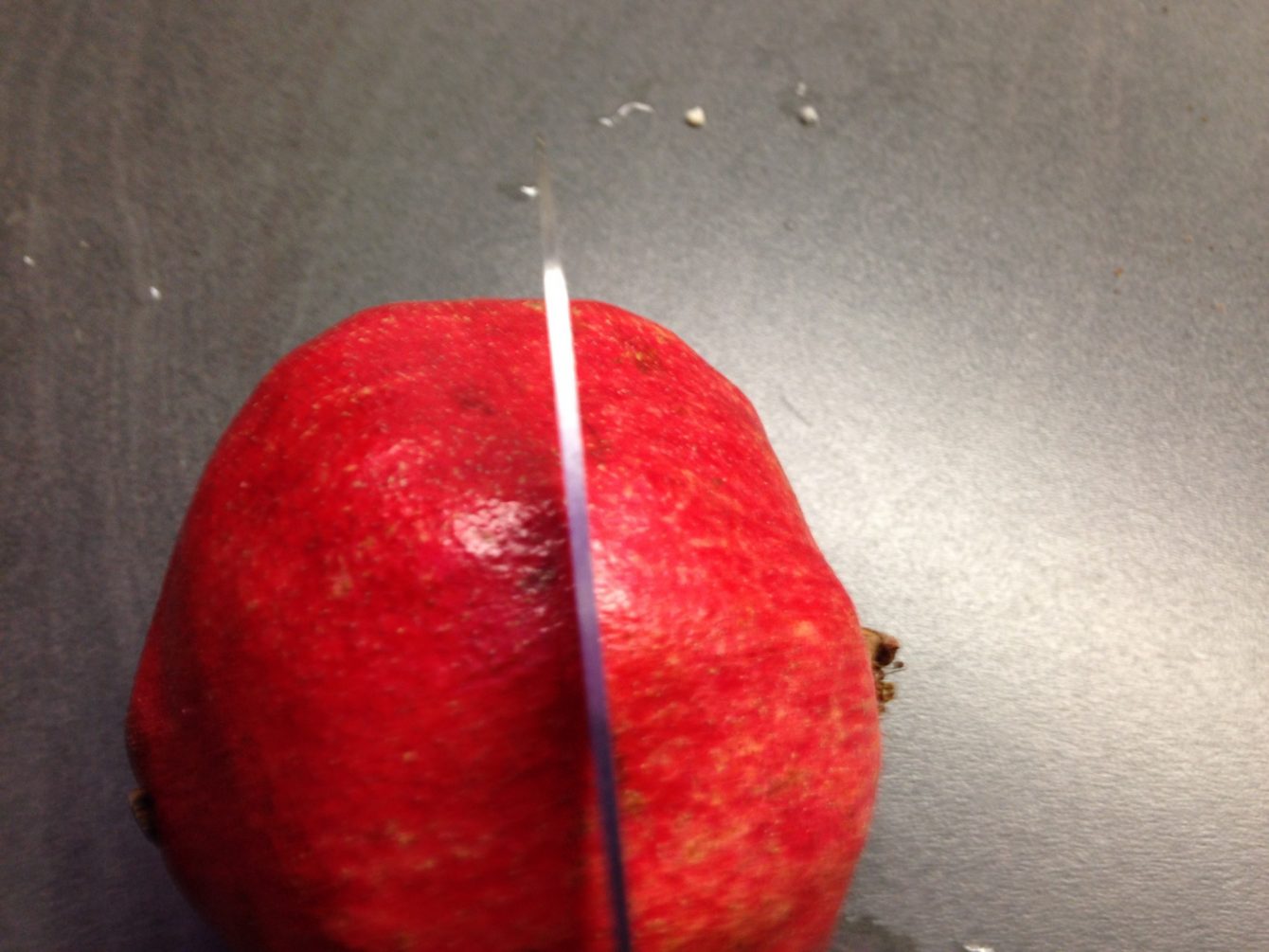Granatapfel in der Mitte rundum anschneiden
