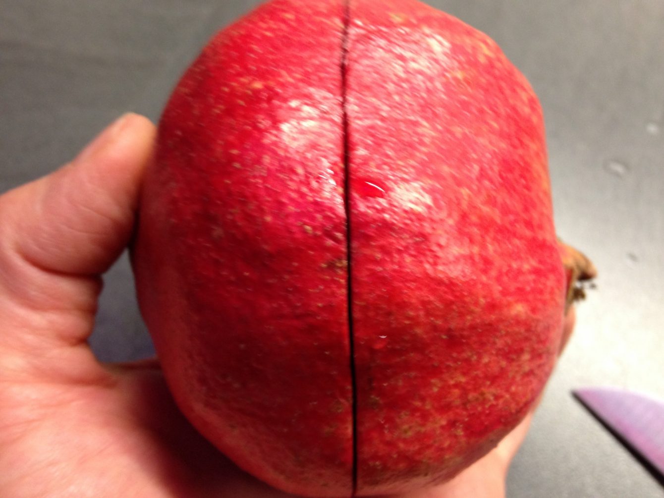 Granatapfel in der Mitte rundum anschneiden