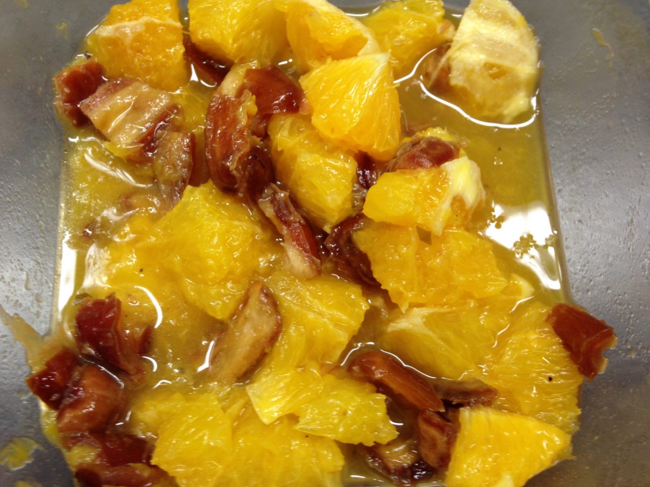 Datteln in Orangensaft einweichen