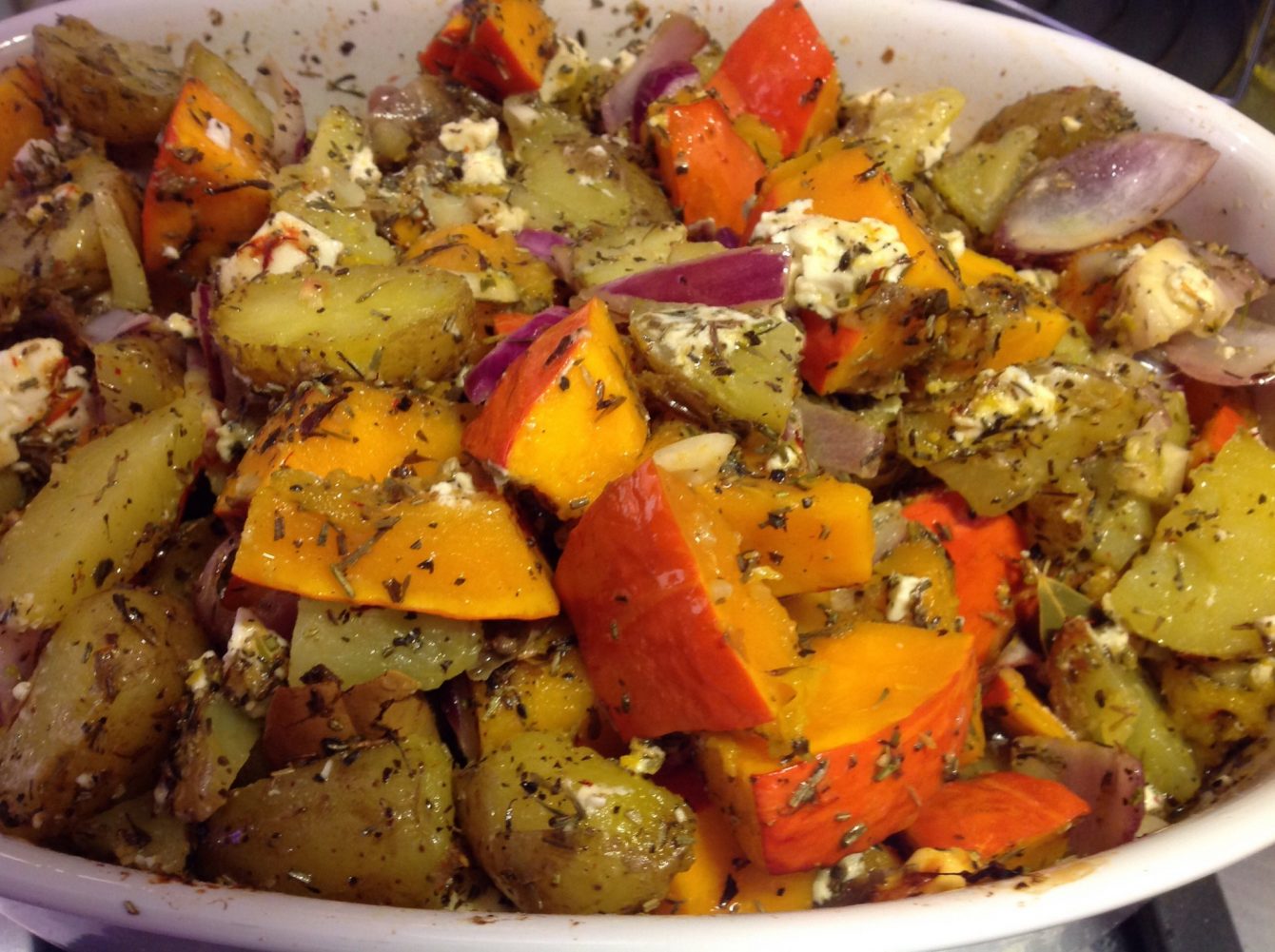 Kürbis und Kartoffeln mit Kräutern aus der Provence und Feta aus dem Ofen