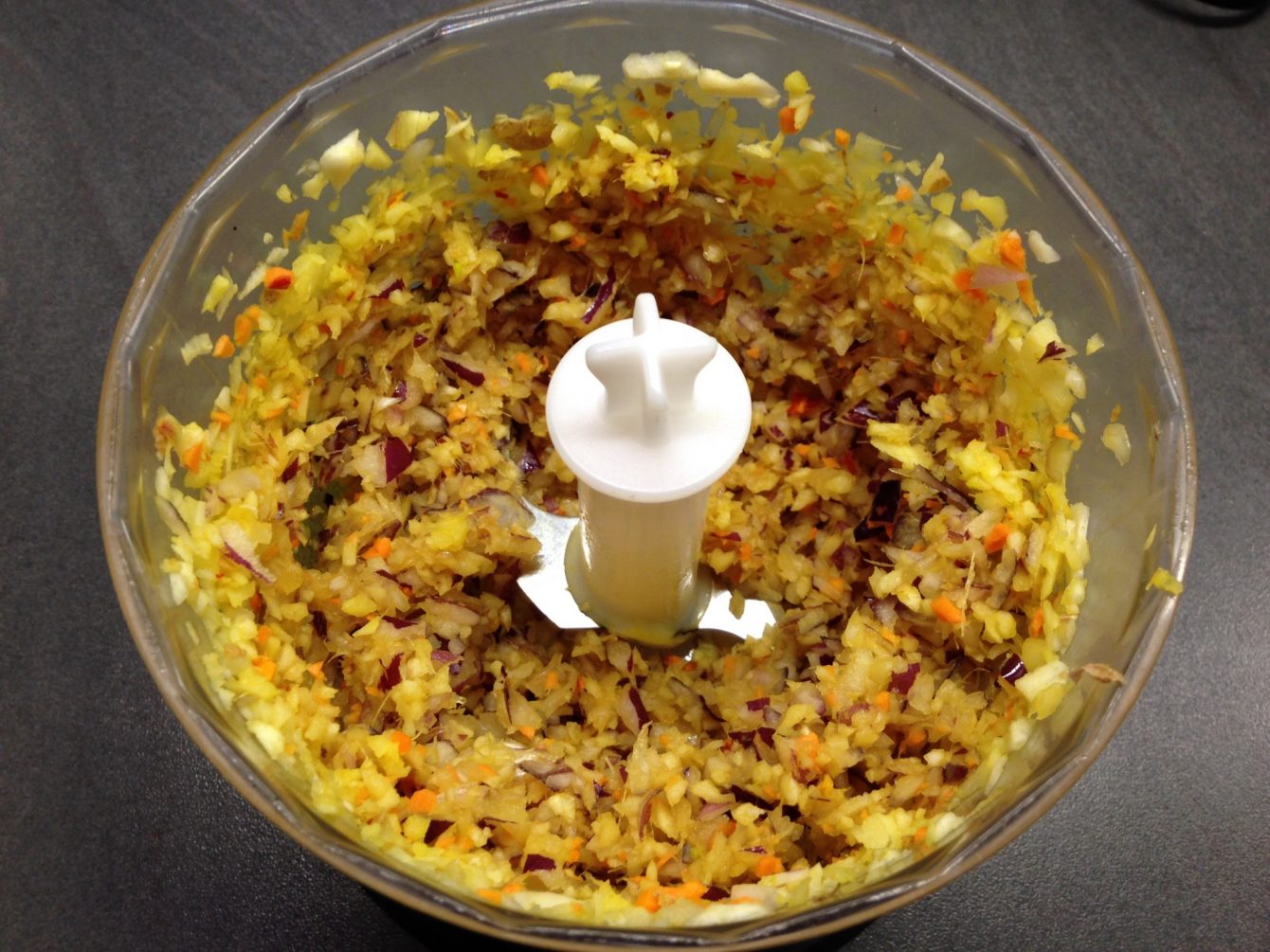 Geraspelte Zwiebeln, Ingwer, Knoblauch und Kurkumawurzel