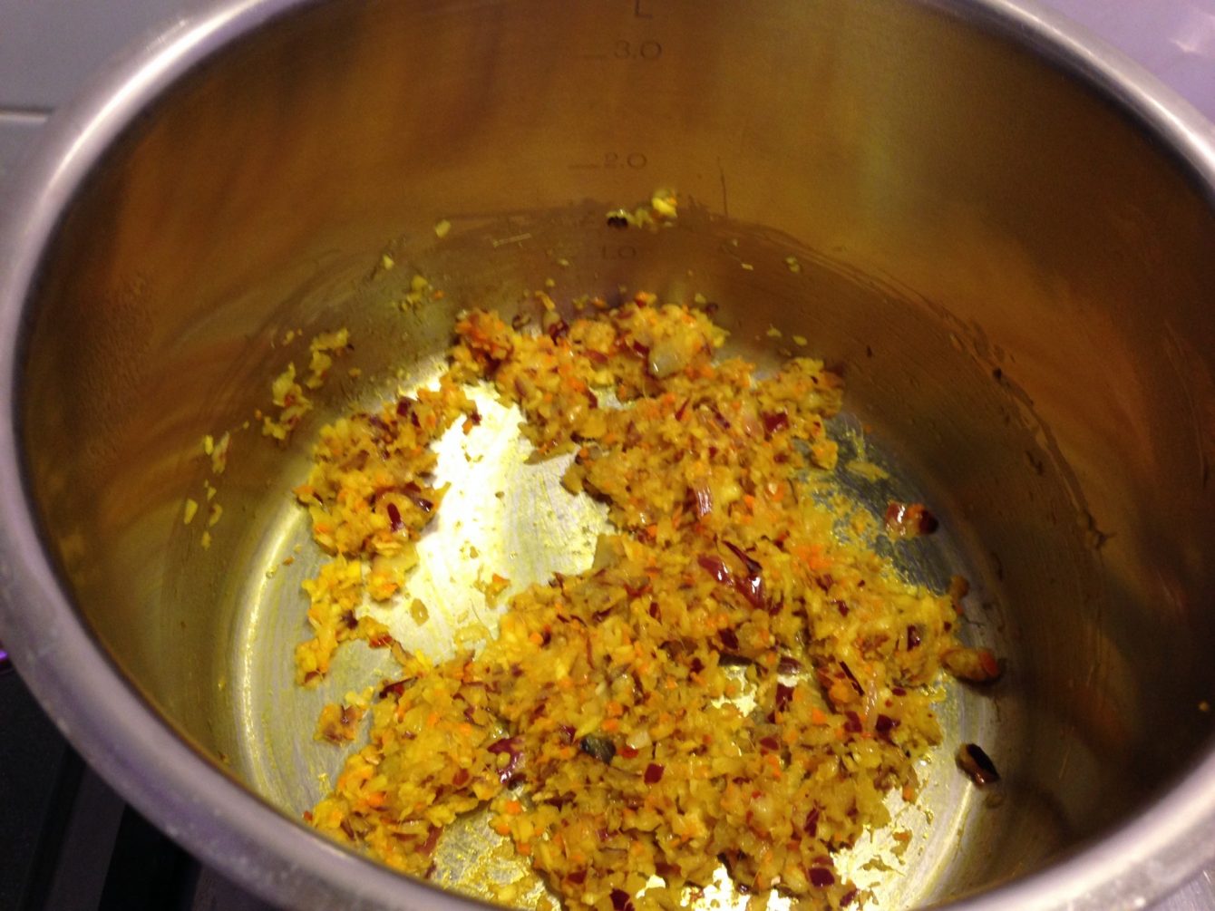 Zwiebeln, Knoblauch, Ingwer und Kurkuma glasig schwitzen