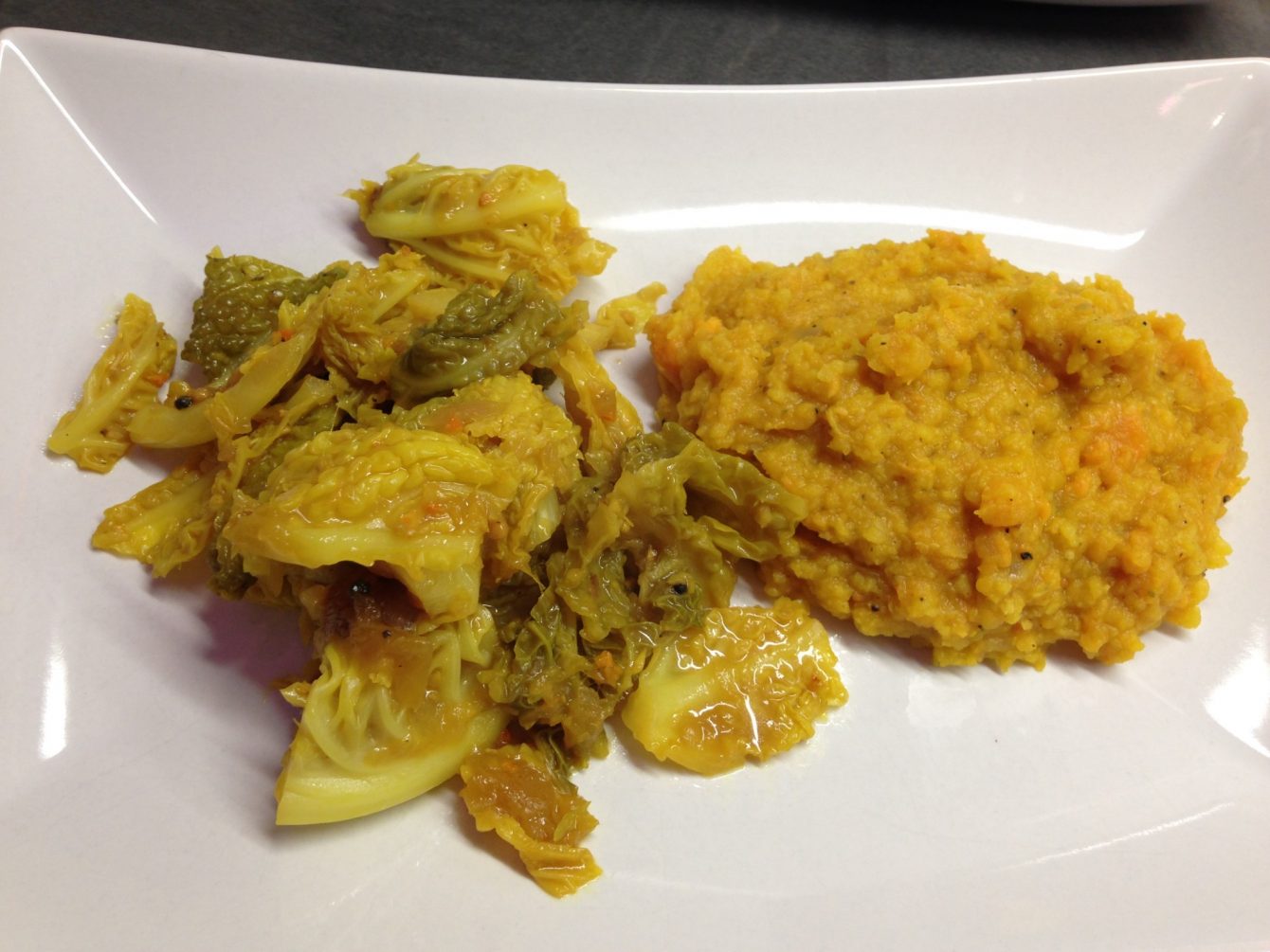 Wirsing mit Mango Chutney und Süßkartoffel Linsen Dal