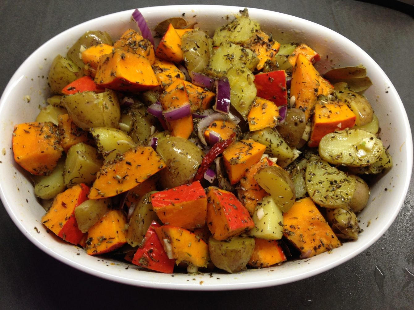 Kürbis und Kartoffeln mit Kräutern aus der Provence und Feta aus dem Ofen