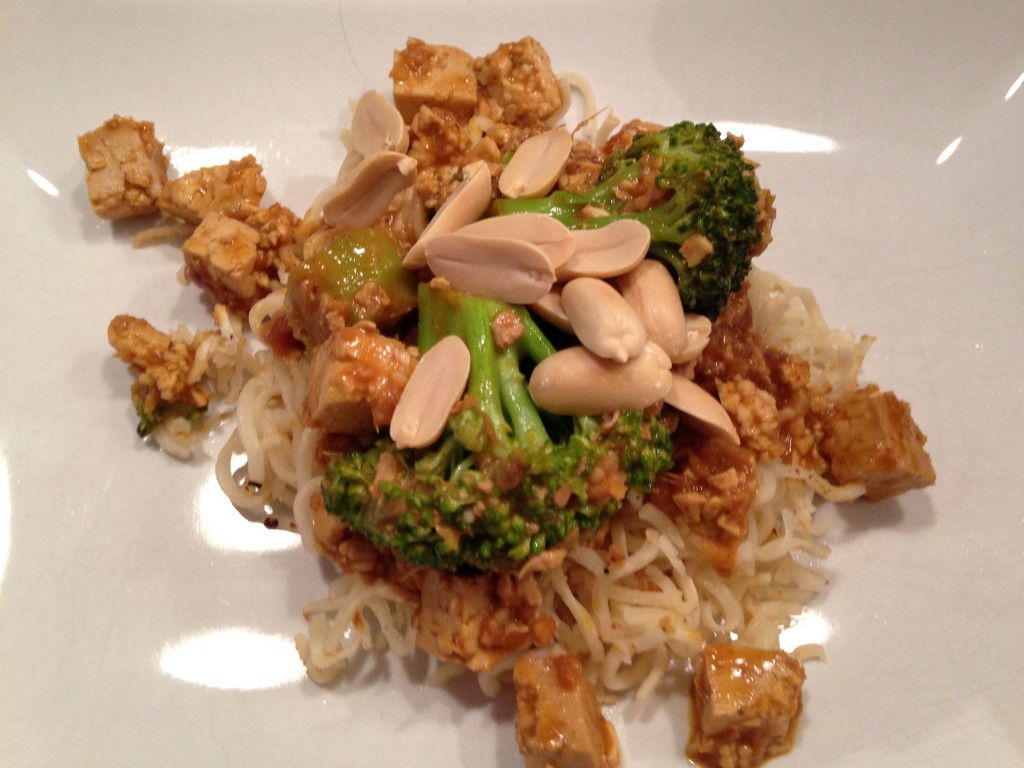 Brokkoli mit Tofu in Erdnuss Soße