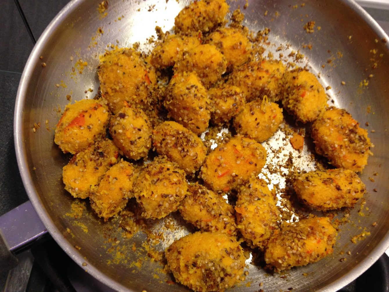 Kürbis Gnocchi mit Sesam in einer Pfanne rösten