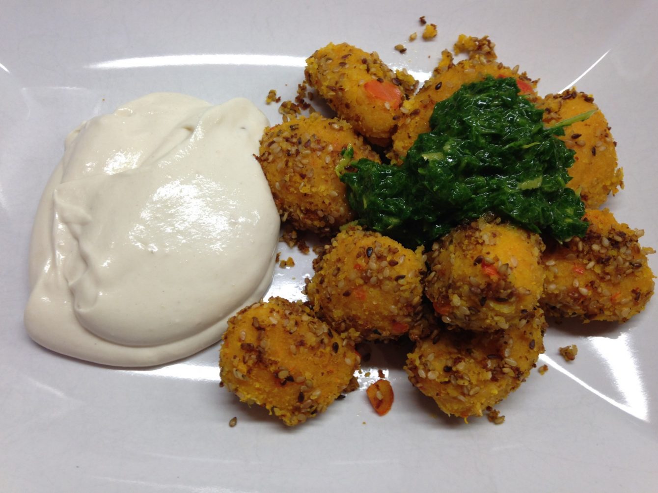 Kürbis Gnocchi mit geröstetem Sesam, Petersilienpesto und Tahine Joghurt