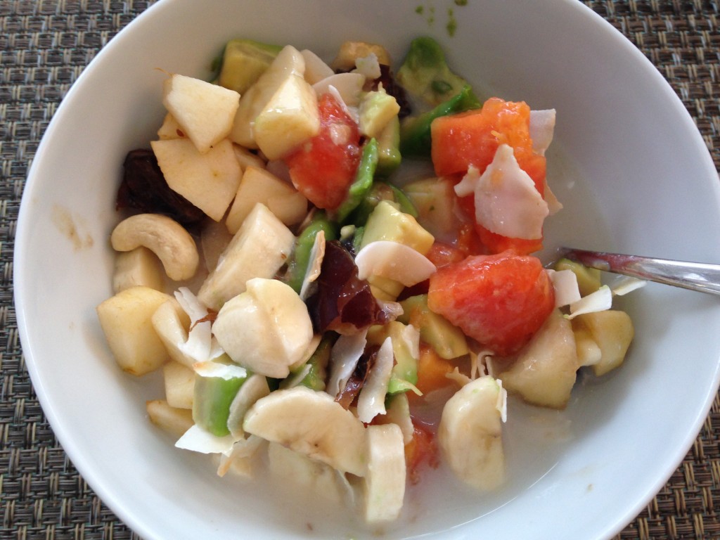 Avocado Papaya Bananen Frühstück mit Cashew Kokos und frischen Datteln