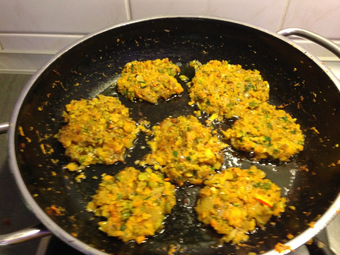 Kürbis Karotten Kartoffel Bratlinge mit Pistazien