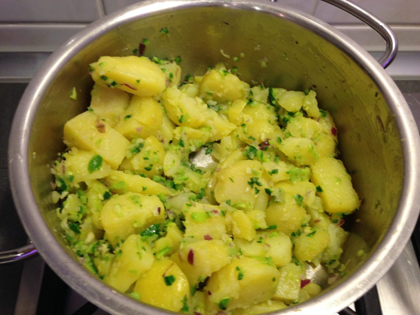Kartoffel Gurken Suppe mit Räucherlachs, Ziegenfrischkäse, Bärlauch Pesto und gerösteten Kürbiskernen
