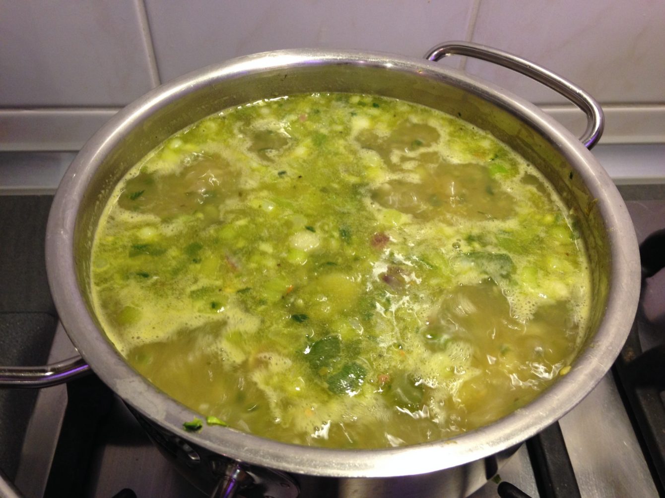 Kartoffel Gurken Suppe mit Räucherlachs, Ziegenfrischkäse, Bärlauch Pesto und gerösteten Kürbiskernen