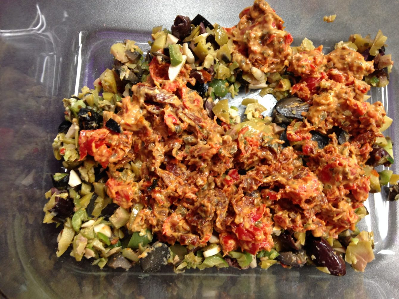 Nudelsalat mit Antipasti getrockneten Tomaten und Oliven