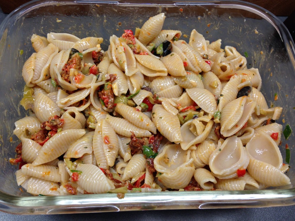 Nudelsalat mit Antipasti getrockneten Tomaten und Oliven