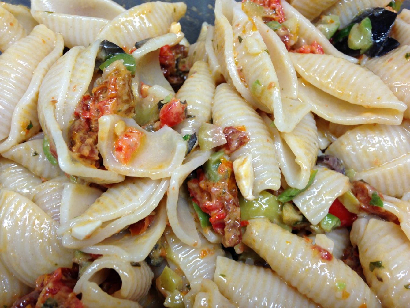 Nudelsalat mit Antipasti getrockneten Tomaten und Oliven