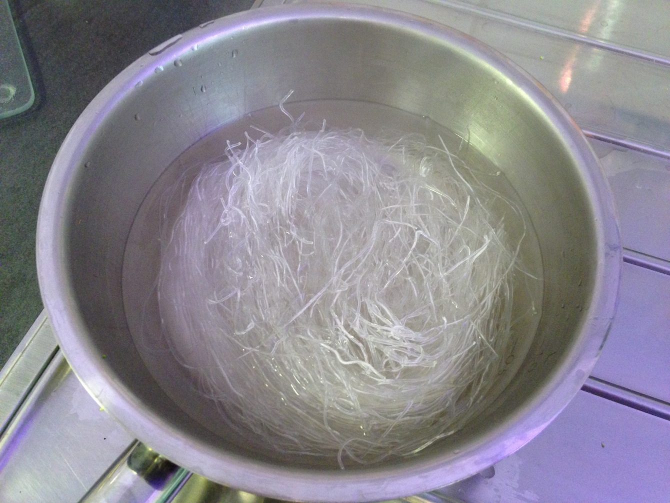 Glasnudeln mit Wasser überbrühen und ziehen lassen