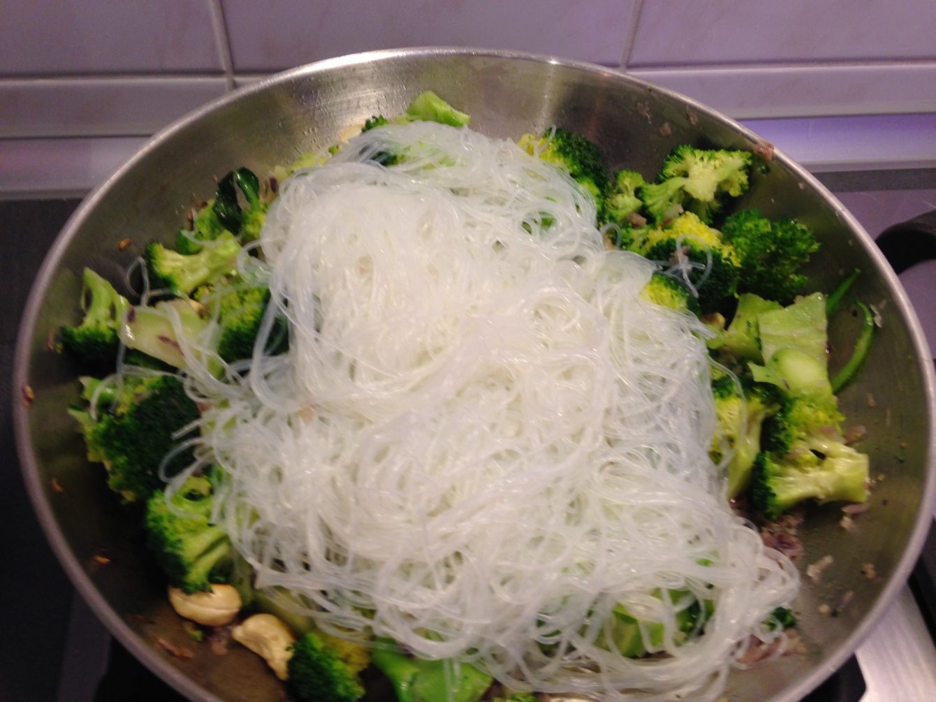 Glasnudeln mit Brokkoli, Chili, Knoblauch und Cashewkernen mit Soja-Soße