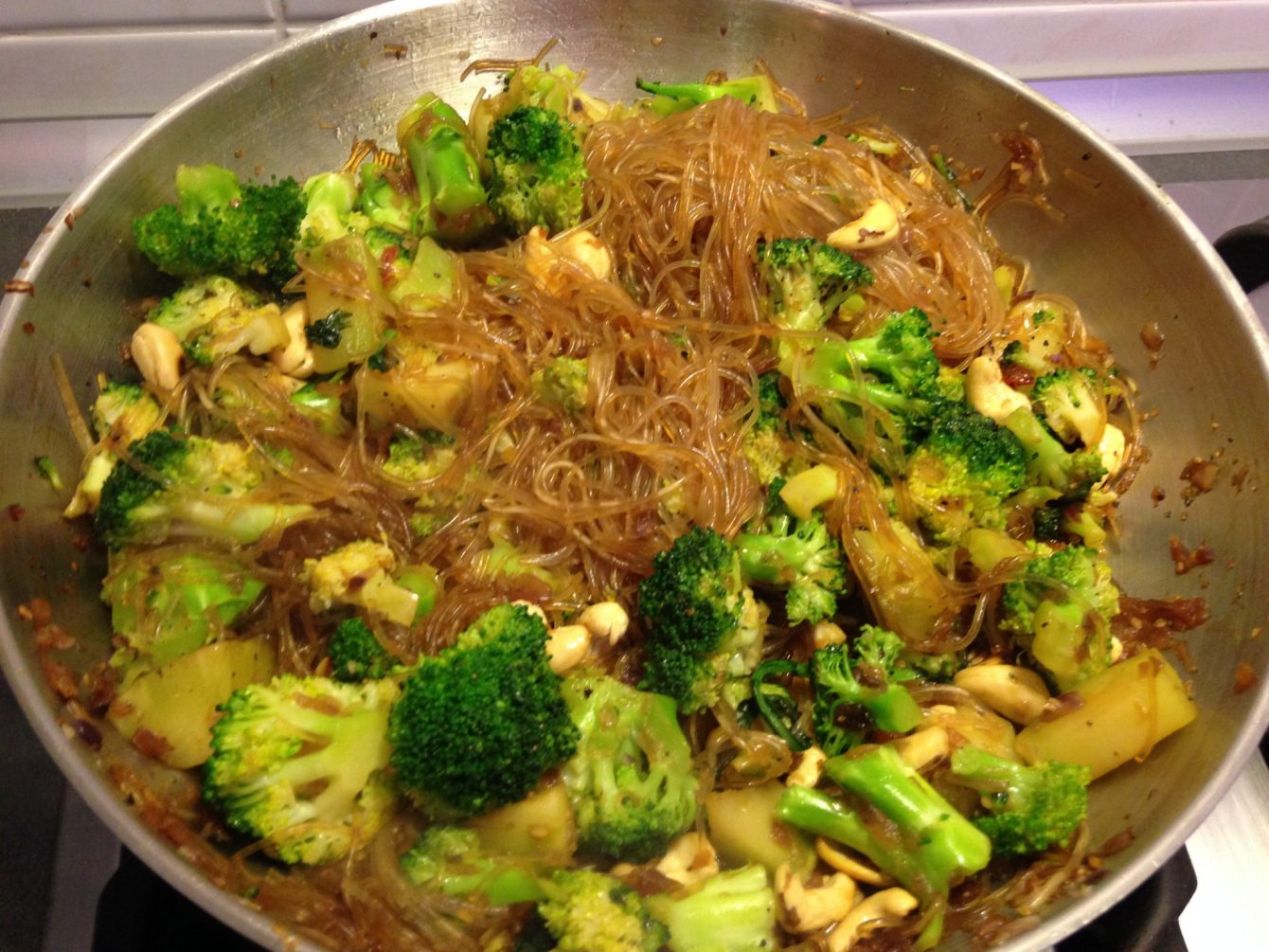 Glasnudeln mit Brokkoli, Chili, Knoblauch und Cashewkernen mit Soja-Soße