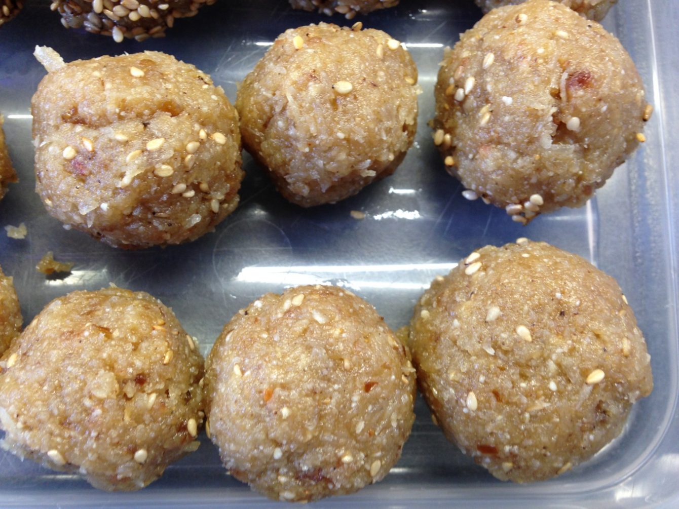 Energiebällchen aus Sesam, Mandel, Dattel, Kokos