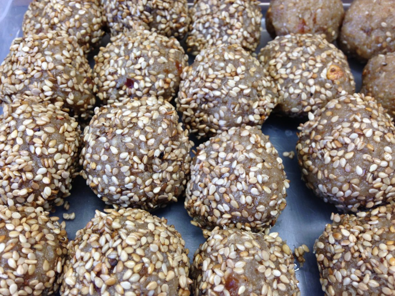 Energiebällchen Kokos-Konfekt mit Sesam, Mandel, Dattel
