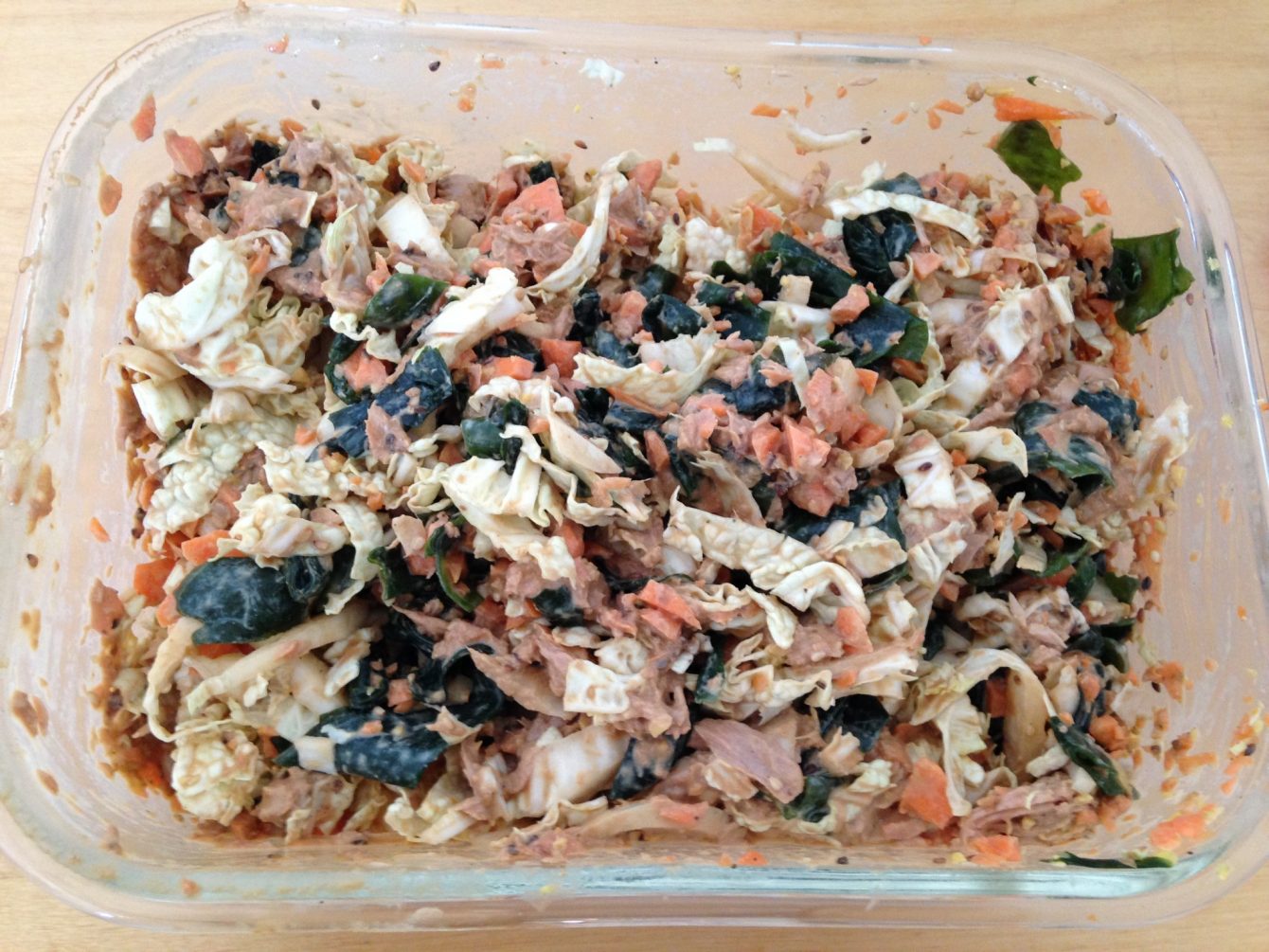 Chinakohl, Thunfisch, Karotten, Wakame Algen Salat mit Sesam Tahine Miso Dressing