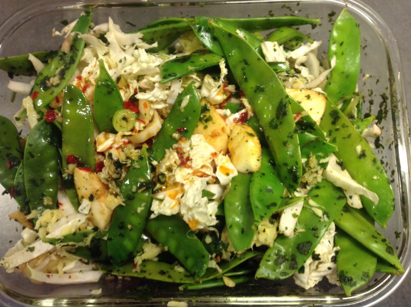 Chinakohl Salat mit Zuckerschoten Äpfeln Cashew und Koriander Limetten Dressing