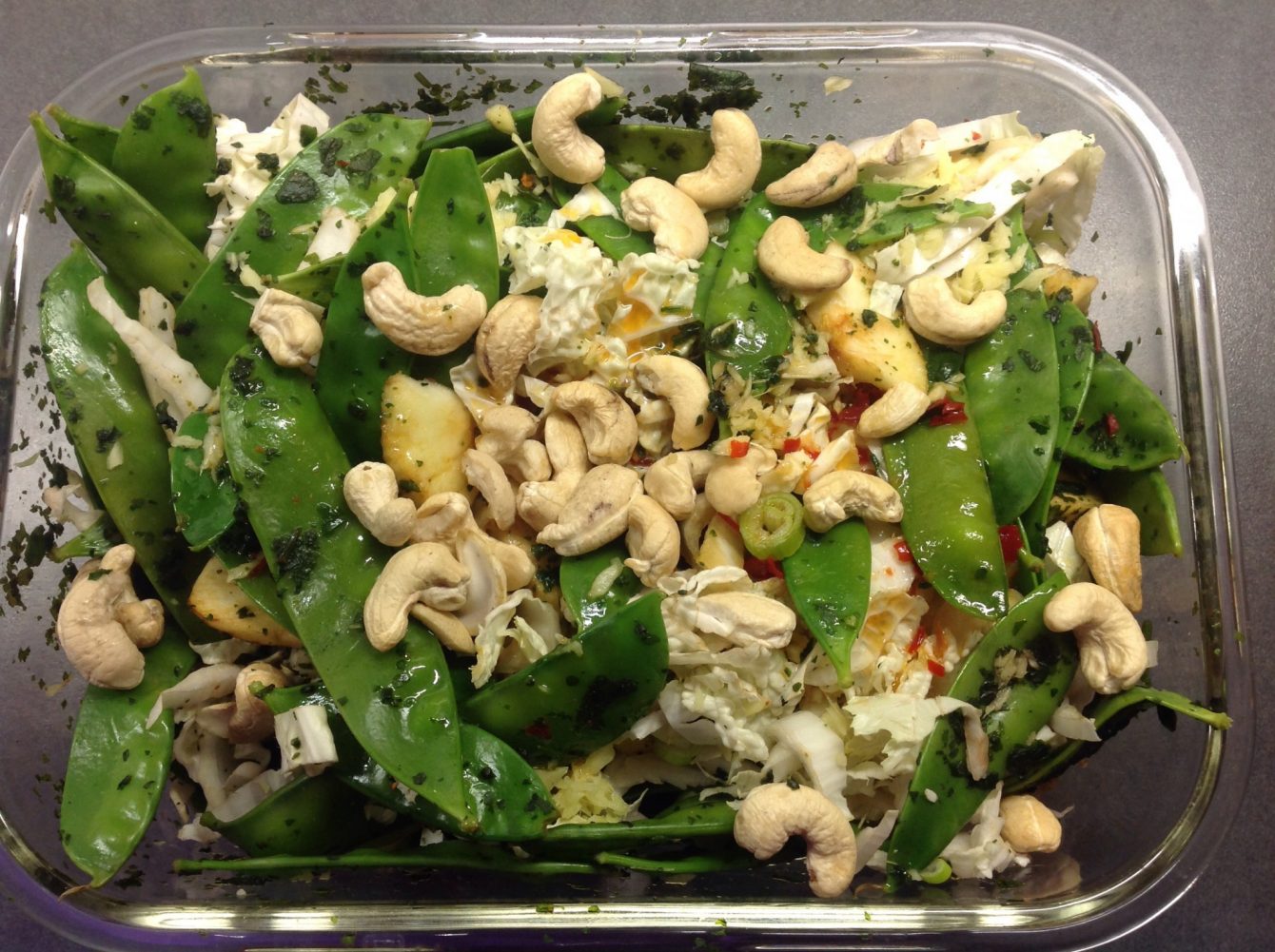 Chinakohl Salat mit Zuckerschoten Äpfeln Cashew und Koriander Limetten Dressing