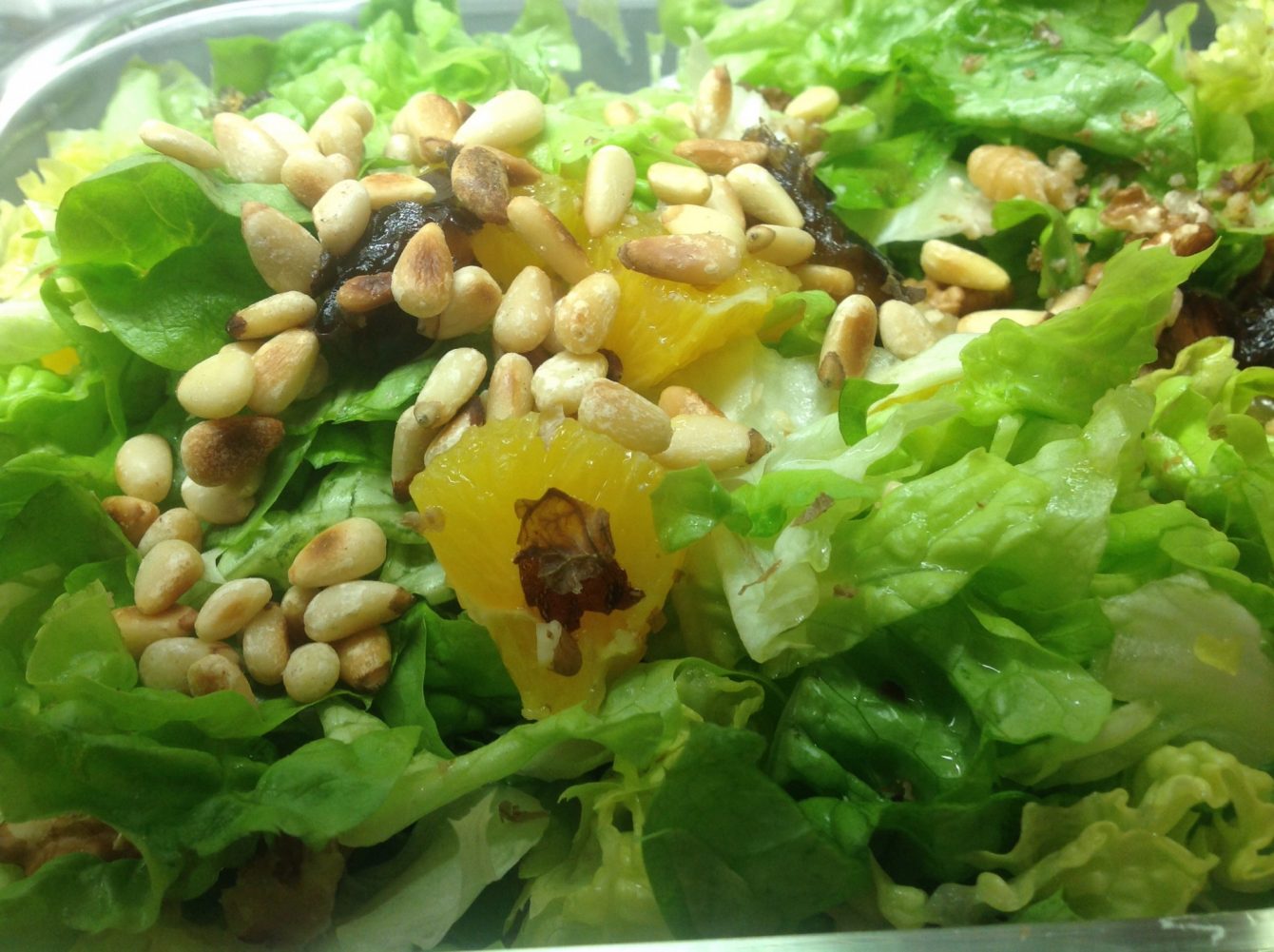 Eichblattsalat mit Orangen, frischen Datteln und Pinienkernen